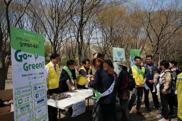 180417_(경영관리처)_인천도시공사,_벚꽃_나들이_나선_시민_대상_친환경_운동_전개_(1).jpg 이미지