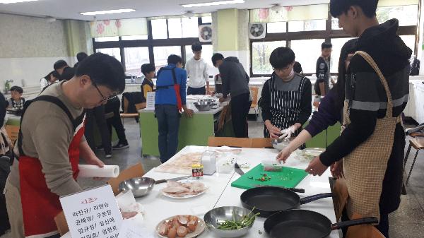 181022_(주거복지처)_가족봉사단과_함께_반찬_나눔_활동_(1).jpg 이미지