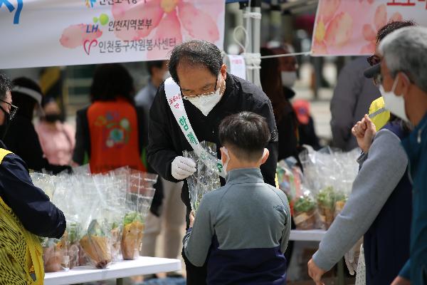 200514_(경영관리처)_“희망을_심어요”…코로나19_극복_위한_꽃_나눔_행사_(2).jpg 이미지